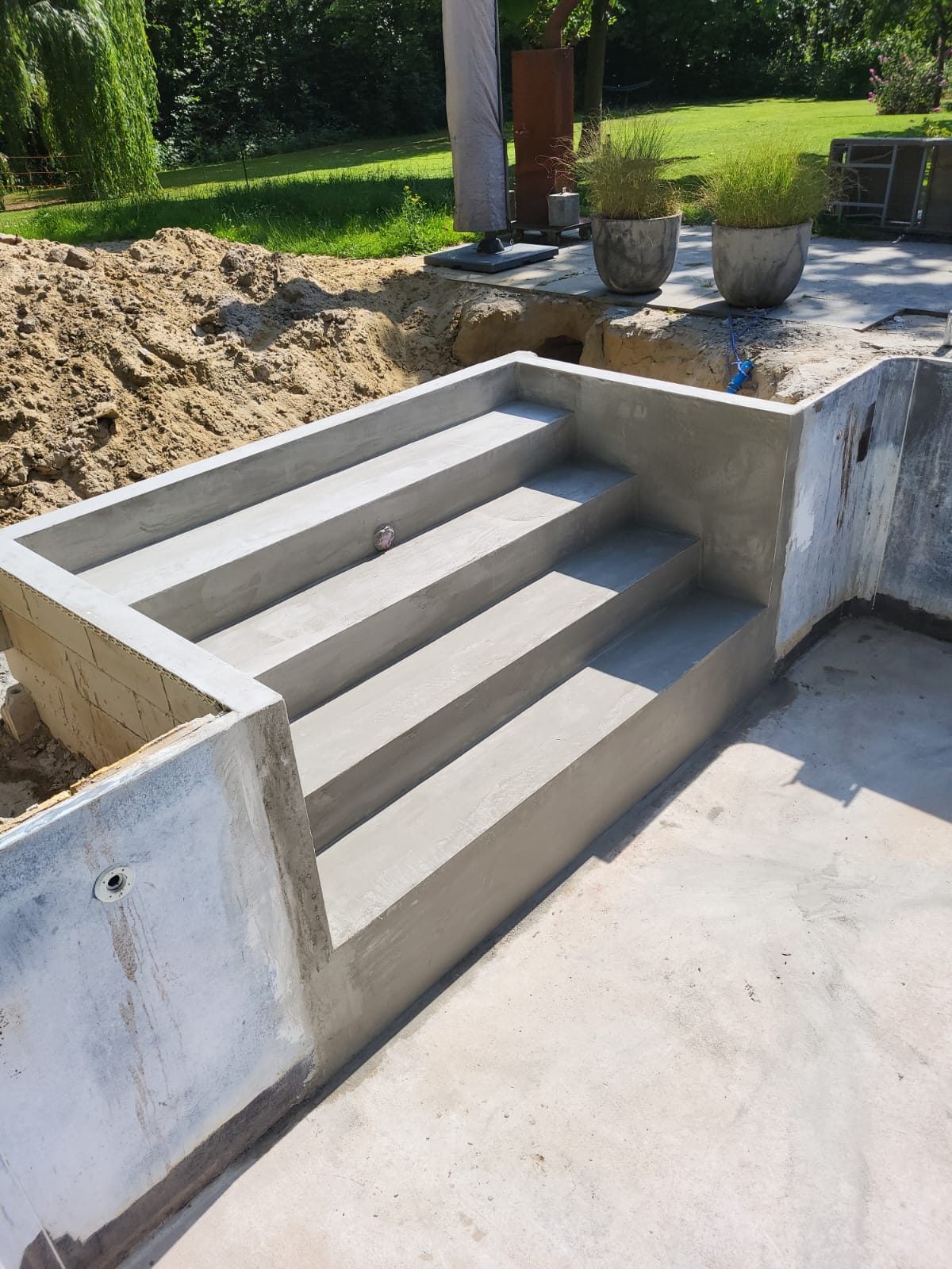 Betonnen buitentrap en terras