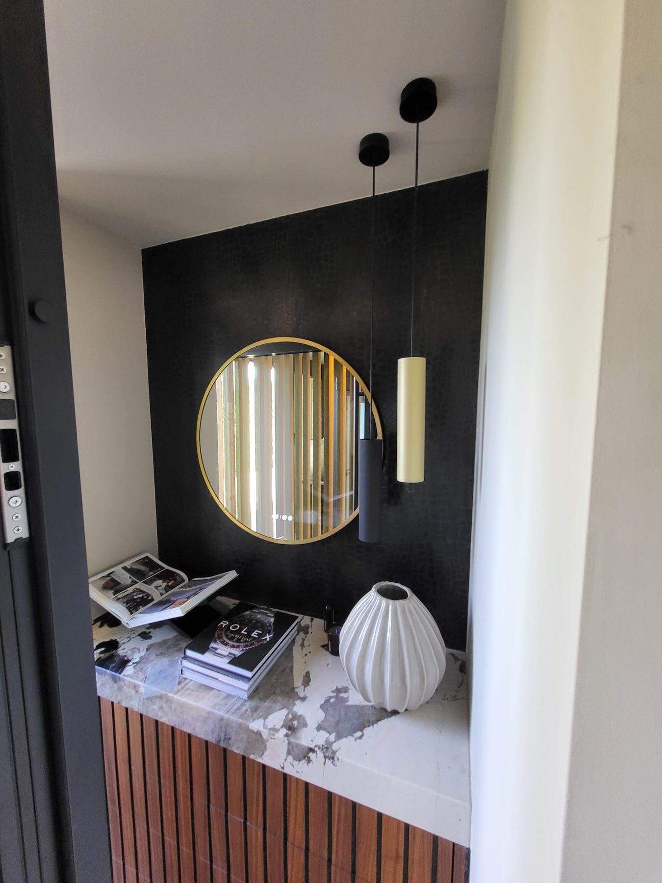 Toilet met ribbenwand en goudaccent