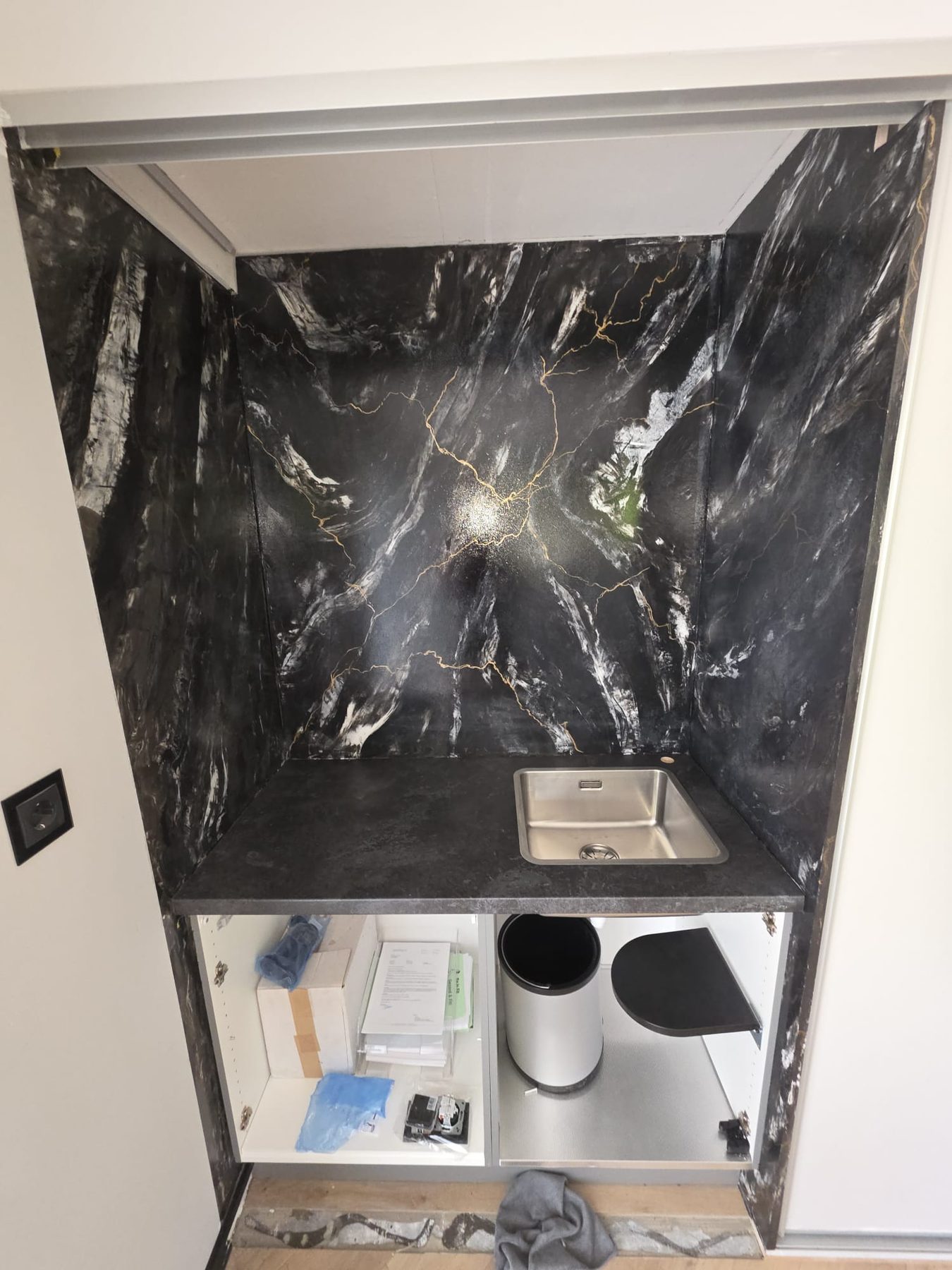 Bijkeuken in zwart marmerdecor