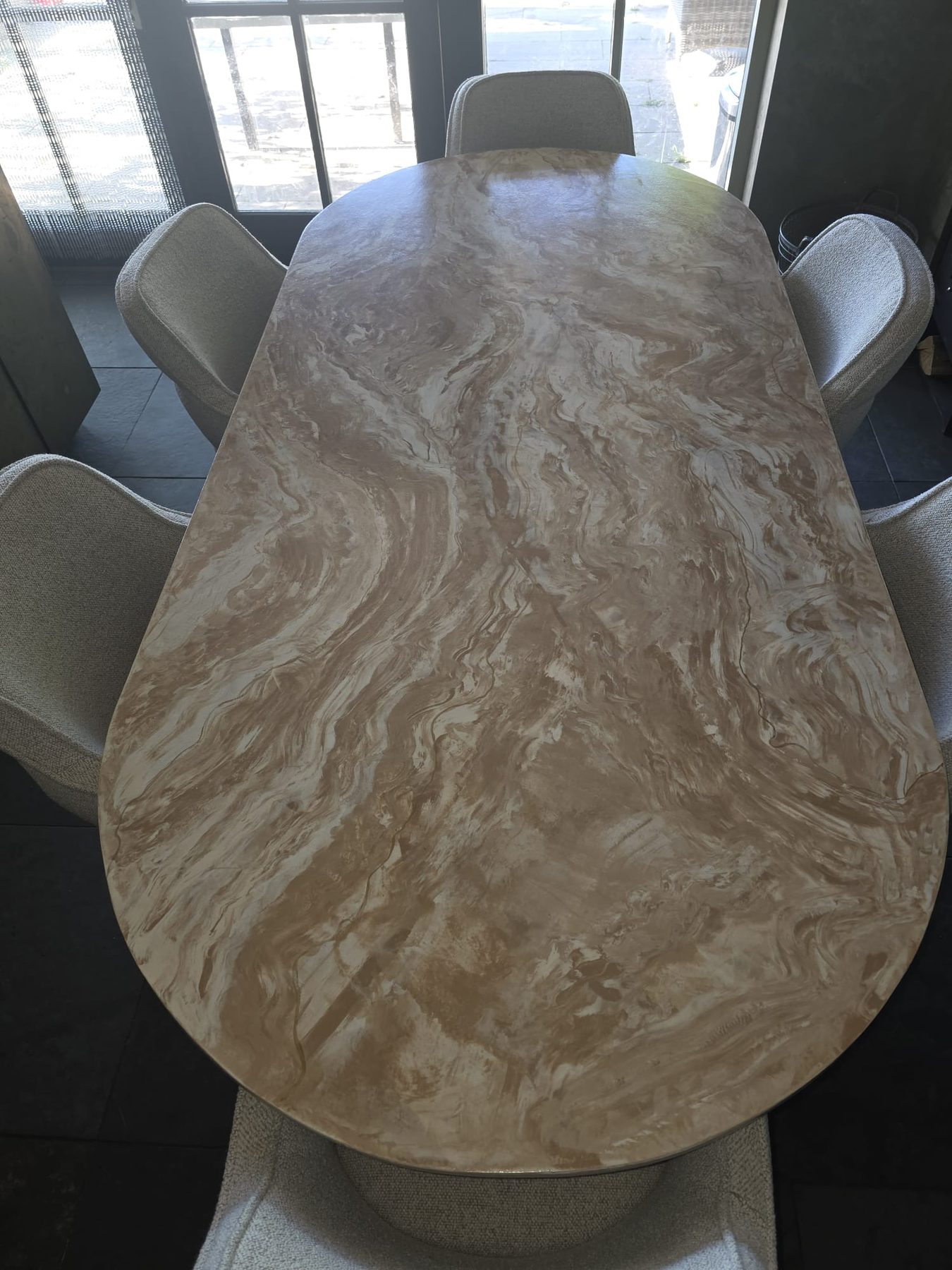 Ovalen eettafel in travertinlook